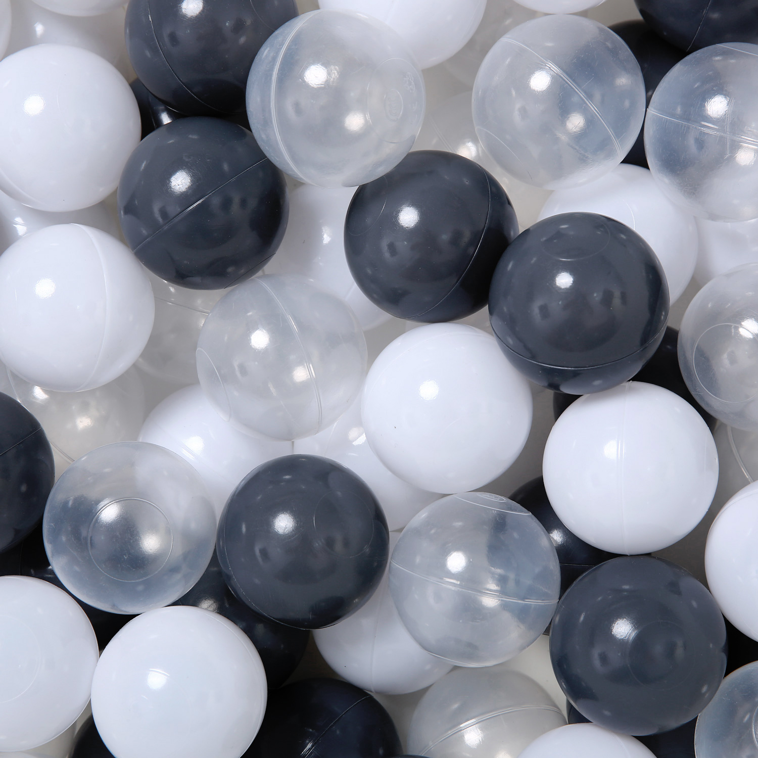 Balles en plastiques noires, blanches et transparentes
